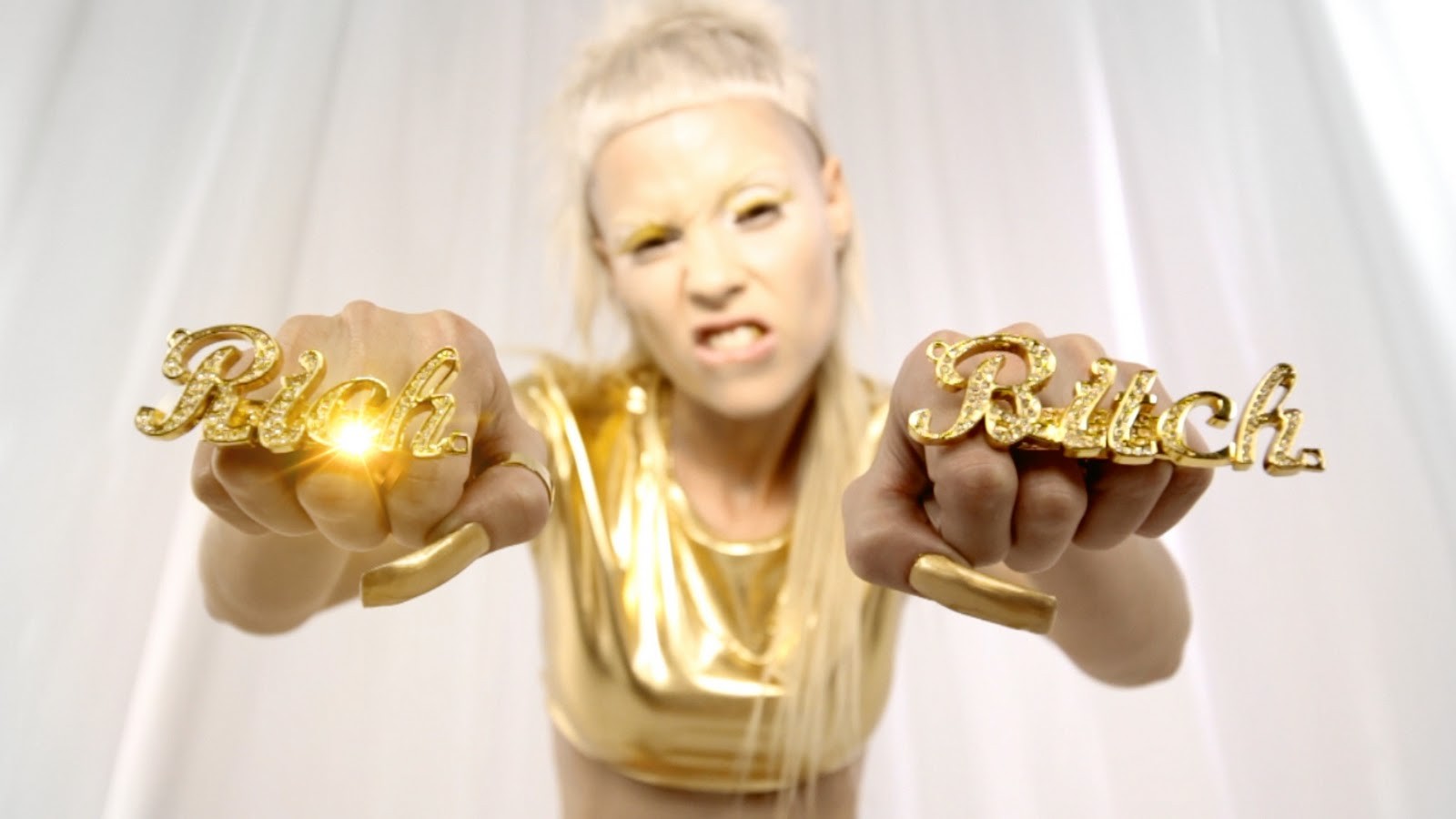Кадр из клипа Die Antwoord "Rich Bitch"