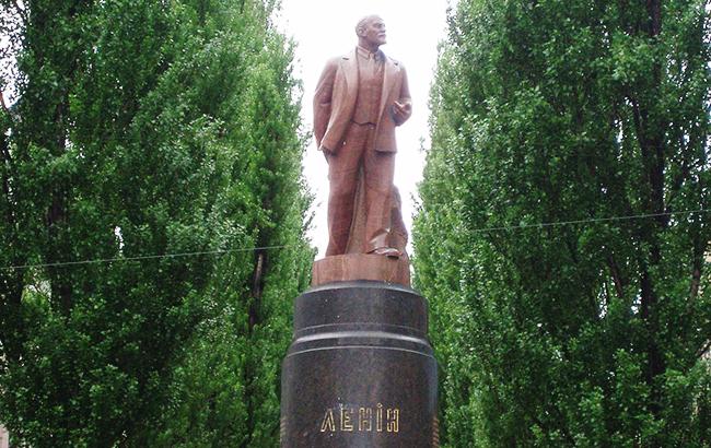 Новость - События - Фотофакт: на постаменте, где раньше стоял Ленин, появилось кое-что новенькое