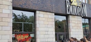 Видеофакт: на Грушевского жгут шины и бьют стекла магазина, со стен которого смыли граффити