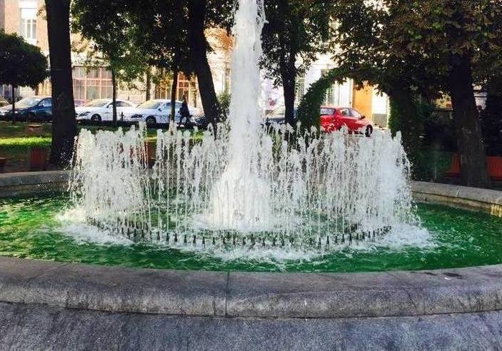 Новость - События - Зелененький он: фонтан на Контрактовой снова работает, но вода в нем не прозрачная