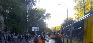 Не успели починить: из-за прорыва трубы на Куреневке пять троллейбусов поменяли маршрут