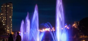 Отправили зимовать: на Русановке разобрали свето-музыкальные фонтаны