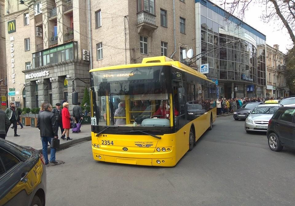 Новость - События - Устал: в центре Киева из-за перегруза троллейбус "лег" на асфальт