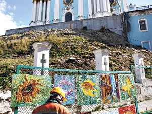 С тыльной стороны церкви высадят специальные кусты, корни которых укрепят склон.

Фото Максима ЛЮКОВА  с сайта kp.ua