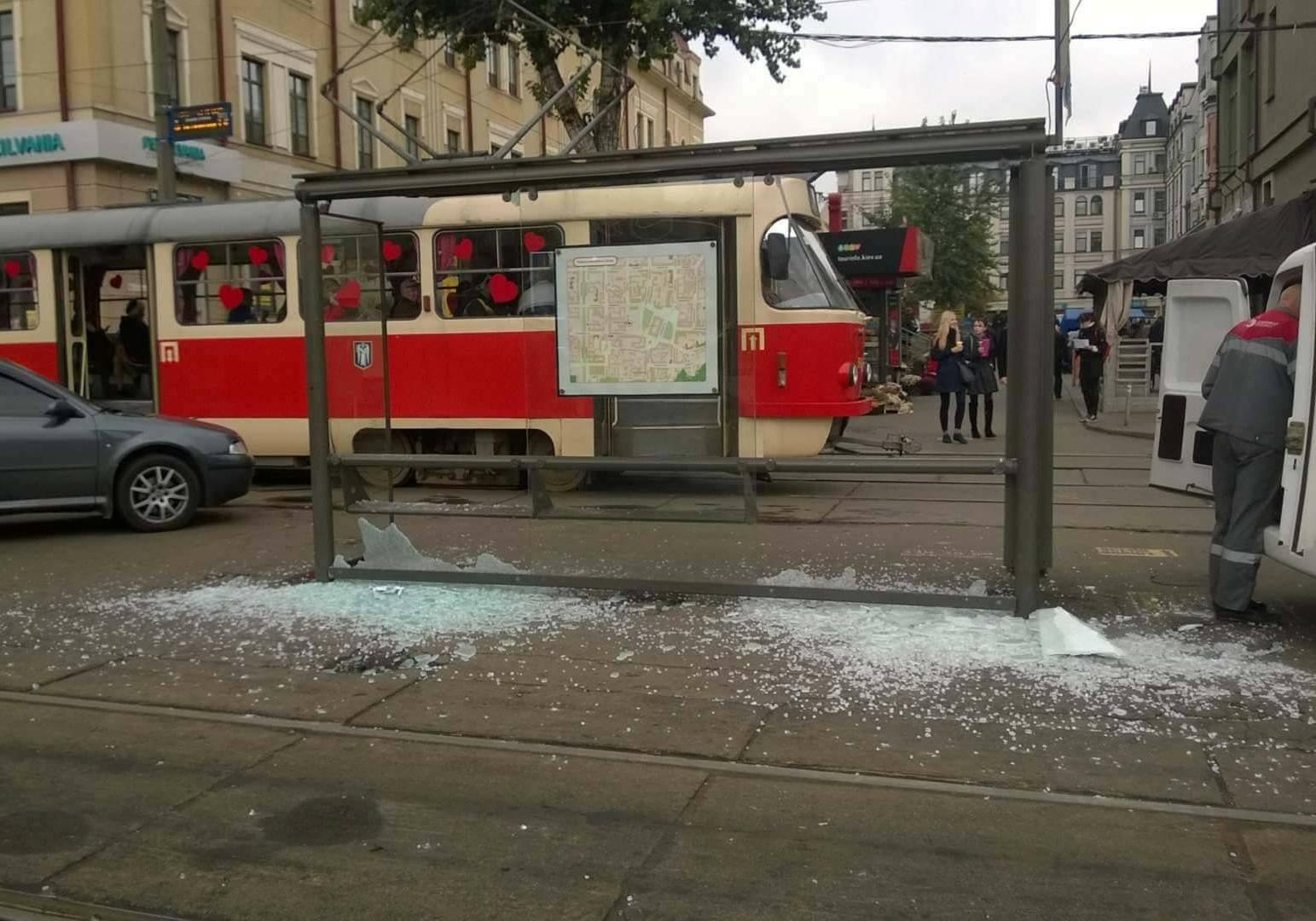 Новость - События - Фотофакт: на Контрактовой площади разбили стеклянную остановку