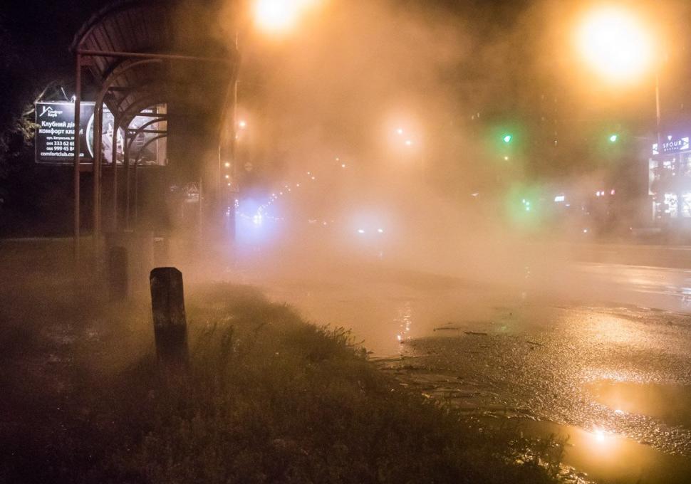 Новость - Коммуналка - Как в тумане: на проспекте Лобановского прорвало трубы с горячей водой