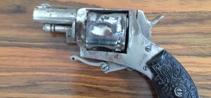 В Киево-Могилянской академии в тайнике нашли древний женский револьвер