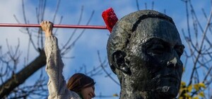 Кто, если не они: студенты Могилянки помыли памятник Сковороде