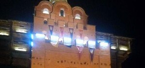 Дешевый ночной клуб: в социальных сетях обсуждают подсветку Золотых ворот