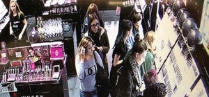 Смотри в оба: видеокамеры в одном из торговых центров Киева засекли воровок