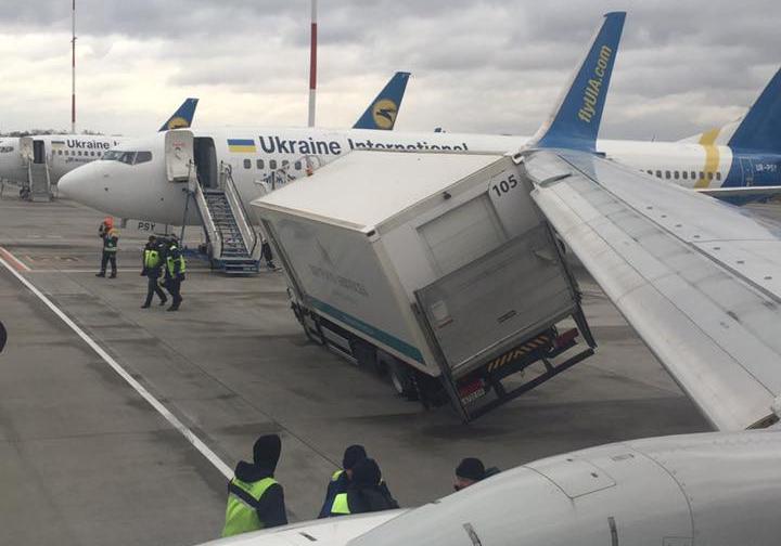 Новость - События - Самолеты задерживаются: в "Борисполе" под крыло самолета попал грузовик