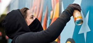 Кистью и красками: киевские коммунальщики начали по-своему бороться с наркодиллерами