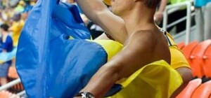 Спешил из бани: полуголый фанат на одесском стадионе стал звездой соцсетей