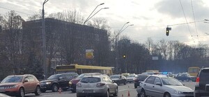 Не проехать: на Воздухофлотском проспекте образовалась большая пробка из-за тройного ДТП