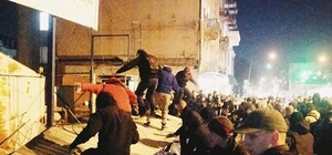 Не помогло: забор вокруг скандальной стройки на Сенном рынке вернулся на место