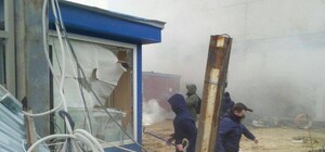 Оберег от активистов: застройщик восстановил забор вокруг стройки на Сенном рынке и покрасил его в патриотичные цвета