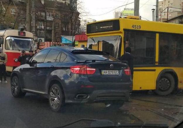 Новость - События - Над героем парковки, который перекрыл транспорт на Лукьяновке, устроили самосуд