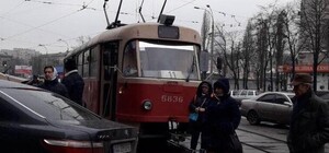Едь другим транспортом: на Куреневке из-за автохама стоят трамваи
