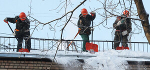 Бережи голову: у Львові з будинків падають брили снігу