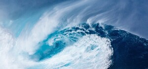 Чудом жив: днепрянин попал под удар четырехметровой волны