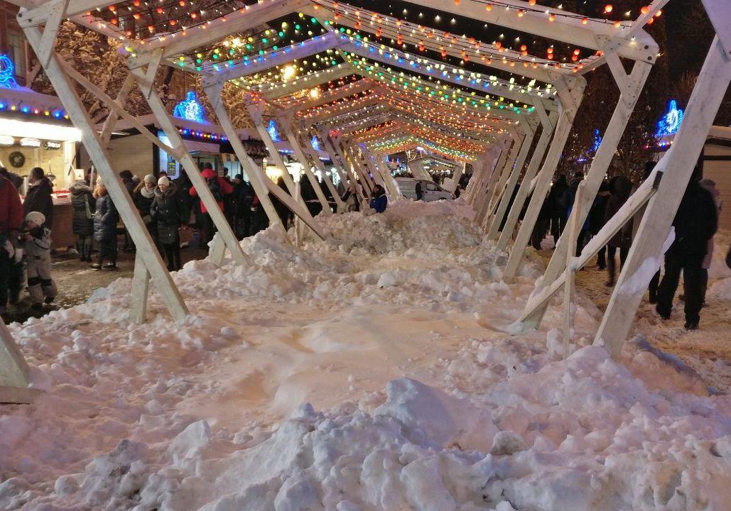 Новость - События - Первый блин: одна из новогодних локаций на Софийской площади утопает в снегу