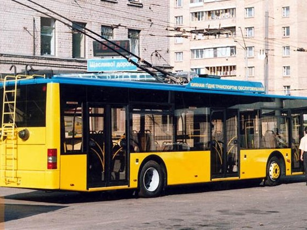 Новость - События - Не проехать: в центре Киева автохамы заблокировали движение троллейбусов