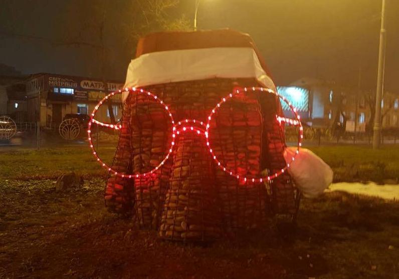 Новость - События - Фотофакт: коммунальщики украсили клумбу по-новогоднему