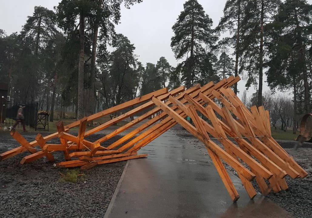Новость - События - В Дарницком районе вандалы спилили деревья в парке и сломали деревянную арку
