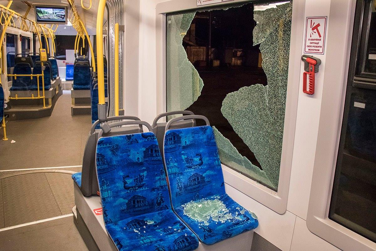 Новость - События - Руки чесались: хулиганы повредили трамвай за 45 миллионов гривен