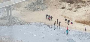 По тонкому льду: школьники на Позняках гуляли на едва замершем озере