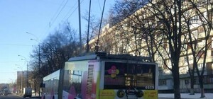 Фотофакт: на Минском троллейбус на ходу развалился напополам