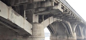 Зато с подсветкой: киевляне возмутились аварийным состоянием моста Метро