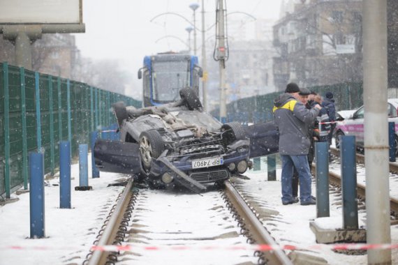 Новость - События - На Борщаговке Mercedes вылетел на пути скоростного трамвая и перевернулся: нетрезвый водитель скрылся