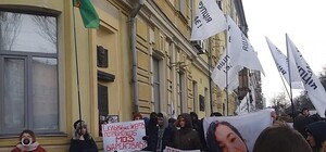 Под медуниверситетом им. Богомольца активисты требуют увольнения ректора