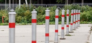 В Киеве вводят единый внешний вид для урн, оград и средств против парковки