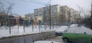 Потекло: на Героев Днепра прорвало трубу и затопило улицу