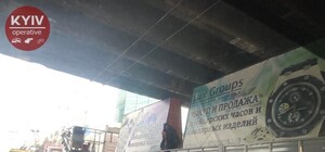 Не проскочил: под Воздухофлотским путепроводом застрял грузовик с автобилбордами