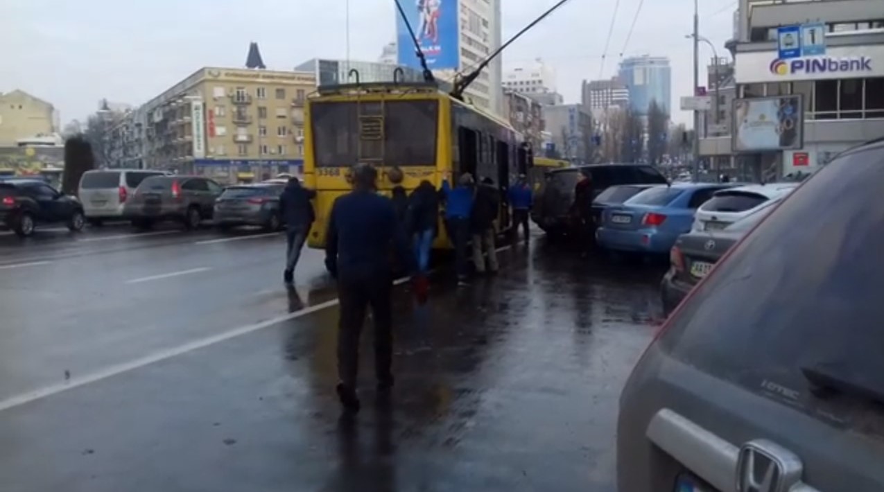 Новость - События - Видеофакт: киевляне толкали троллейбус, заблокированный автохамом