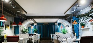 Алкоголь по магазинным ценам и еда по себестоимости: в Киеве открылось новое заведение с уникальной системой оплаты