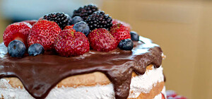 Сяткували 35-річчя: на Львівщині восьмеро людей отруїлися тортом