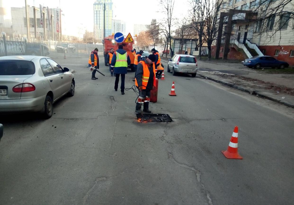 Новость - События - Чтоб ты знал: в Киевсовете объяснили, почему коммунальщики ремонтируют дорогу в снег и дождь