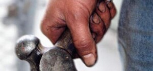 Видеофакт: на Героев Днепра мужчина избил женщину молотком