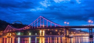 Сегодня Пешеходный мост подсветят фиолетовым цветом. Что это значит?
