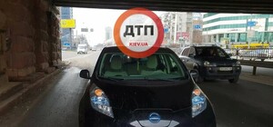 Недочинили: куски Воздухофлотского моста упали на автомобиль