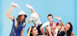 Зачем они это делают: раздетые харьковчане на публику обливаются молоком и напитками