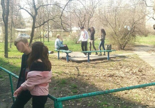 Новость - События - Интересное хобби: киевлян возмутили школьники, которые курят и мусорят во дворах
