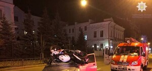 Есть пострадавшие: в центре Харькова мотоцикл вылетел на крышу автомобиля