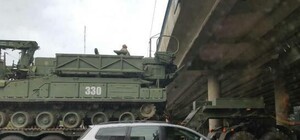 Объезжай: на Окружной дороге застрял военный тягач с техникой