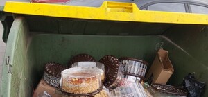 Одесский супермаркет выкинул в мусорку десятки тортов: горожане возмущены