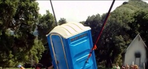 Растеклось: на Куреневке биотуалет врезался в ВАЗ